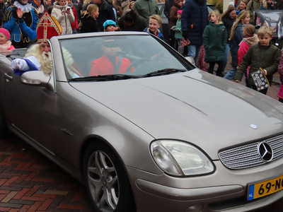 912295 Afbeelding van Sinterklaas, in een luxe auto tijdens zijn intocht aan het begin van de Meerndijk te De Meern ...